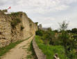 Talmont Saint Hilaire : chemin logeant les fortifications du château