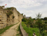 Talmont Saint Hilaire : chemin logeant les fortifications du château