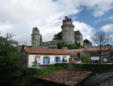 Apremont   vue du château et toits de maisons