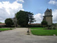 Apremont   ( le château ) cour intérieure, parterres