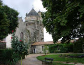 Apremont   ( le château ) cour intérieure et tour