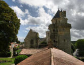 Apremont   ( le château ) vue sur les toits ,tour et habitations