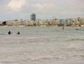 Pornichet - surfeurs et immeubles