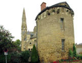 tour du château de Martigné Briant et église Saint-Simplicien.