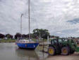 Mortagne en Gironde : phase 1 de mise en cale sèche, bateau et tracteur