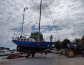 Mortagne en Gironde : phase 3 de mise en cale sèche, traversée de la route,tracteur et bateau