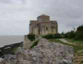 Talmont sur Gironde : église Radegonde sur son promontoire