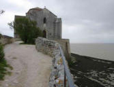 Talmont sur Gironde : chemin d'accès à l'église Radegonde