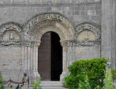 Talmont sur Gironde : entrée de l'église Radegonde avec sculptures