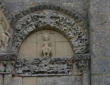 Talmont sur Gironde : sculptures de l'église Radegonde à côté de la porte principale