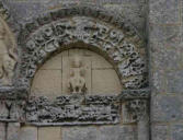 Talmont sur Gironde : sculptures de l'église Radegonde à côté de la porte principale