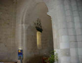 Talmont sur Gironde : nef avec ex voto ( maquette de bateau ) dans l'église Radegonde
