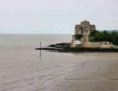 Talmont sur Gironde : église Radegonde face à l'estuaire de la gironde