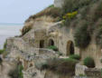Meschers  ( les grottes Régulus ) : aménagement de la falaise en habitations