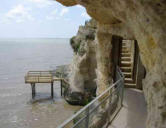 Meschers  ( les grottes Régulus ) : passage,escalier dans la falaise, vue accès à l'océan