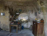 Meschers  ( les grottes Régulus ) intérieur des grottes, une cuisine avec table, chaise, meuble