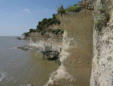 Meschers  ( les grottes Régulus ) les carrelets au pied de la falaise