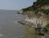 Meschers  ( les grottes Régulus ) les carrelets au pied de la falaise