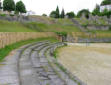 Saintes : l'amphithéâtre romain gradins en pierres taillées et piste