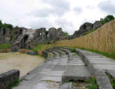 Saintes : l'amphithéâtre romain gradins en pierres taillées pour les personnages importants