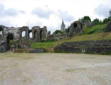 Saintes : l'amphithéâtre romain piste, gradins, vestiges