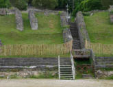 Saintes : l'amphithéâtre romain gradins en pierres taillées et escaliers