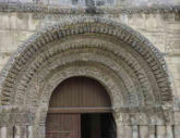 Saintes  ( l'abbaye aux Dames )sculptures au dessus de la porte principale