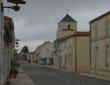 Brouage : rue du village et église Saint Pierre et Saint Paul
