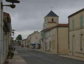 Brouage : rue du village et église Saint Pierre et Saint Paul