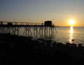 Fouras : coucher de soleil sur les carrelets à la source de fouras