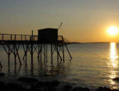 Fouras : coucher de soleil sur un carrelet à la source de Fouras