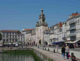 La Rochelle : tour de la Grosse Horlogeet quai