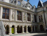 La Rochelle : cour intérieure de l'hôtel de ville