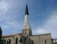 Ars en Ré : Clocher noir et blanc de l'église Saint Etienne