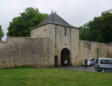 Surgères :  tour carrée et remparts du château