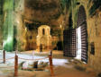 Aubeterre sur Dronne : reliquaire et intérieur de l'église souterraine Saint jean