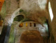 Aubeterre sur Dronne : voute et galerie éclairée de l'église souterraine Saint Jean