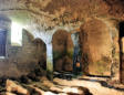 Aubeterre sur Dronne : salle avec tombes creuséés dans la roche del'église souterraine Saint Jean