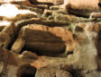 Aubeterre sur Dronne : fosses creusées dans le roc de l'église souterraine Saint Jean