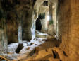 Aubeterre sur Dronne :  tombes creusées dans le sol de l'église souterraine Saint Jean