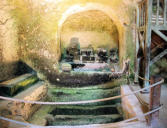Aubeterre sur Dronne : escalier descendant en sous sol à l'église souterraine Saint Jean