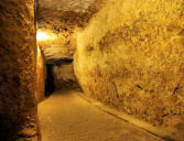 Aubeterre sur Dronne : couloir galerie haute de l'église souterraine Saint Jean