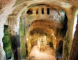 Aubeterre sur Dronne : vue de l'intérieur et reliquair de l'église souterraine Saint Jean