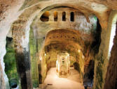 Aubeterre sur Dronne : vue de l'intérieur et reliquair de l'église souterraine Saint Jean