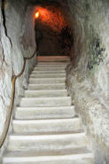 Aubeterre sur Dronne : escalier d'entrée des galeries de l'église souterraine Saint Jean