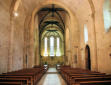 Saint Georges D'Oléron : nef centrale et autel de l'église romane Saint Georges