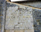 Saint Georges D'Oléron :cadran solaire sur une façade de l'église romane Saint Georges