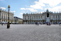 Nancy : place stanislas,statue Stanislas et reverbère