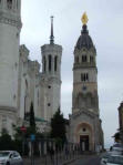 Lyon : basilique Notre Dame de Fourvière et la chapelle Saint Thomas, au sommet la statue de Marie