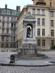 Lyon : monument devant la Cathédrale Saint-Jean Baptiste 